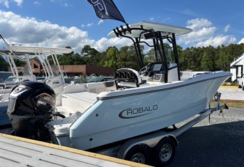 2026 Robalo R232EX Boat